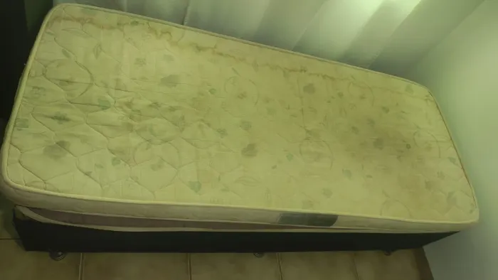 Vendo cama Solteiro bom com colchão