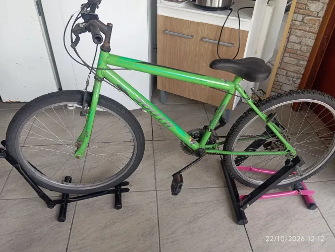 Suporte para pedalar em casa