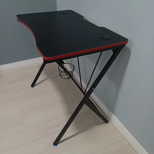 Vendo mesa gamer nova<br>Nunca usada<br>Valor: 200$<br>Ela é desmontável 