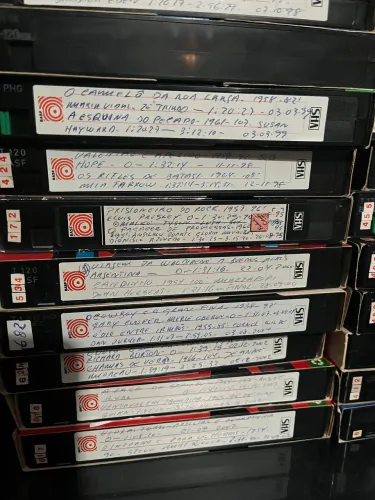Vinte fitas de VHS gravadas