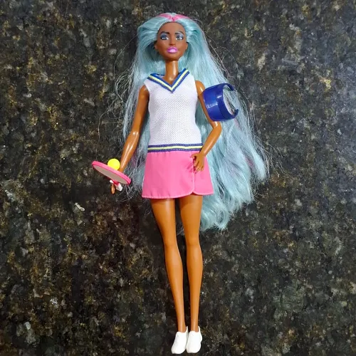 Boneca Barbie cabelo longo azul tenista negra