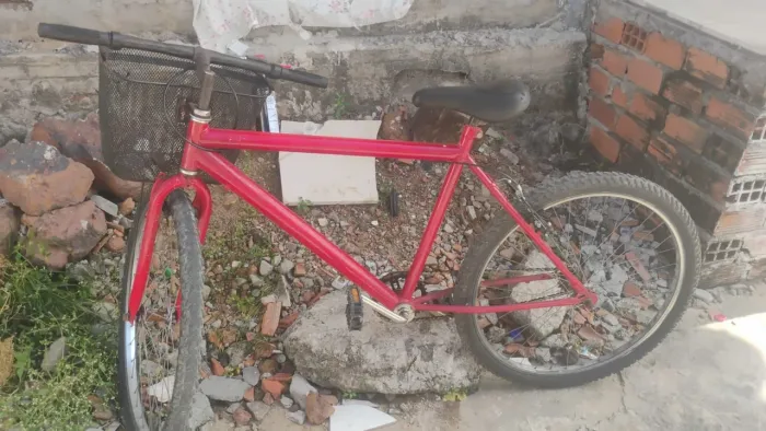 Vendo uma bicicleta em perfeito estado 400 reais chama no zap *88