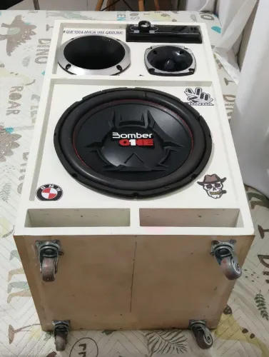 Caixa de som subwoofer APENAS TROCAS leia descrição