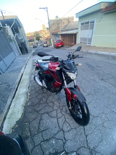 Fz15 vermelha