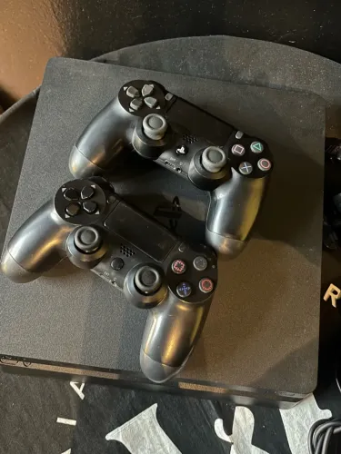 Ps4 slim 1Tb 2 controles