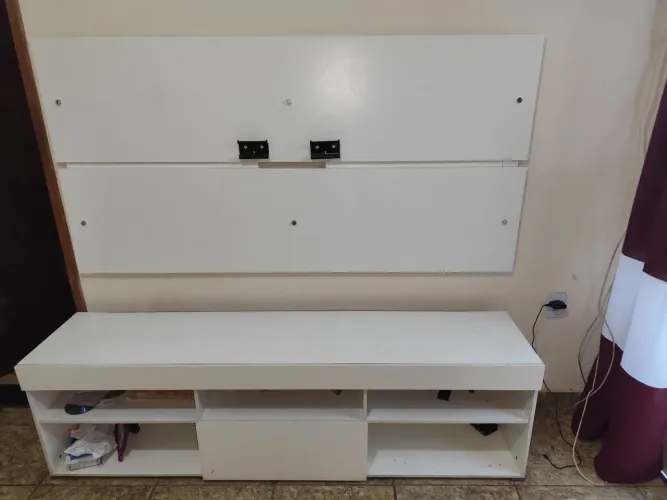 Rak tv com painel branco