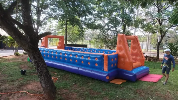 Brinquedo inflavel futebol de Sabão