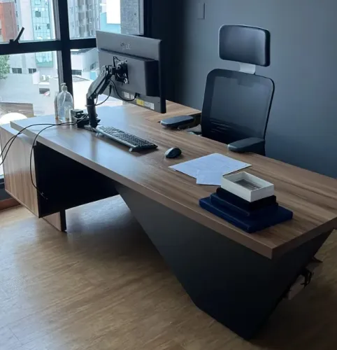 Mesa Diretor Executiva em L MDF Amadeirada e Preta