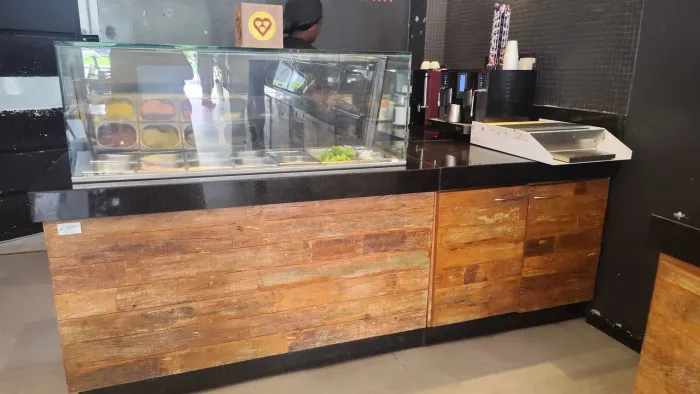 Balcão para Padaria / Cafeteria com Vitrine de Vidro e Granito - Estilo Rústico