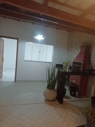 É uma suíte que fica na área gourmet e na casa principal tem 2moradores.