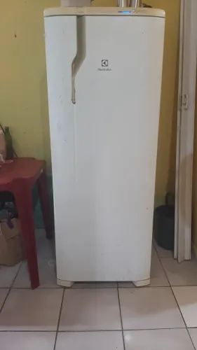 Vendo geladeira por 350 reais