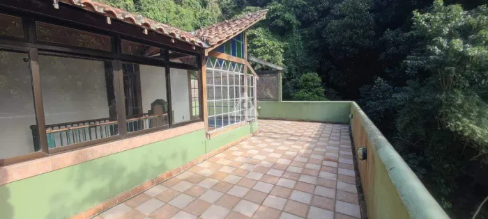 Cobertura no Cosme Velho | 2 quartos (1 suíte) com vista da montanha