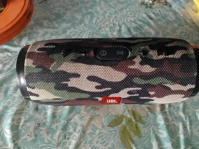 Caixa JBL charge em estado de nova.bateria trocada .tenho nota da bateria.