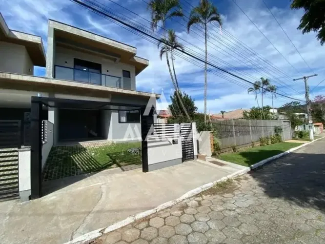 Casa Nova com 3 Dormitórios em Condomínio na Lagoa da Conceição.