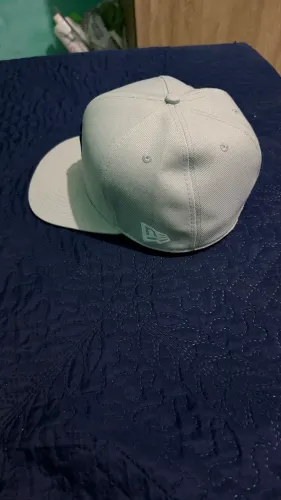 Bone new era fechado atrás