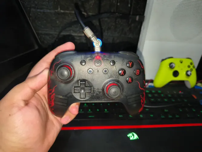 Controle 8BitDo Versão Wukong, Acompanha: Cabo + Dongle USB.