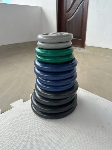 Kit de Anilhas Vazadas 70kg + Brinde 2 Barras de Halteres com Presilhas