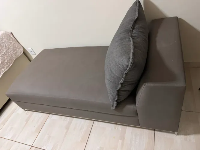 Recamier revestido couro e almofada solta pés de metal