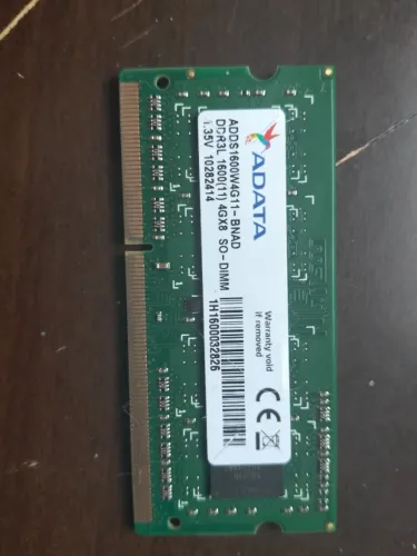 memória RAM SO-DIMM da marca ADATA, com capacidade de 4 GB, padrão DDR3L