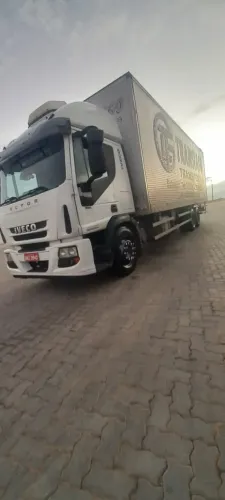 Iveco tector240e28s motor novo notas fiscais chipado para 350cv pneus novos bau 10mt 