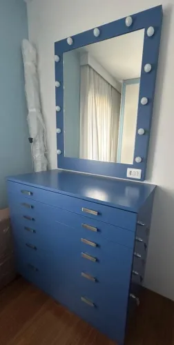 Cômoda laqueada azul com espelho camarim