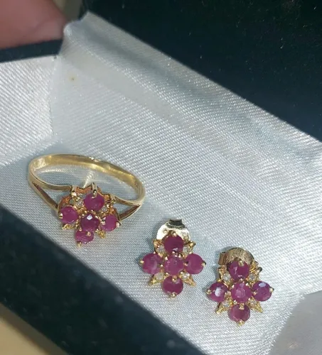 Aliança e dois brincos de ouro com diamates e rubis, originais com nota fiscal certificado
