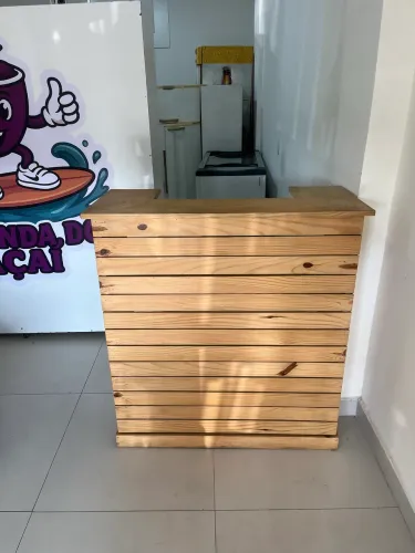 Balcão de loja em pinus