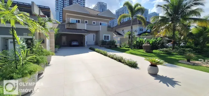 Casa triplex com piscina, área externa com paisagismo primoroso, 4 quartos - Barra da Tiju
