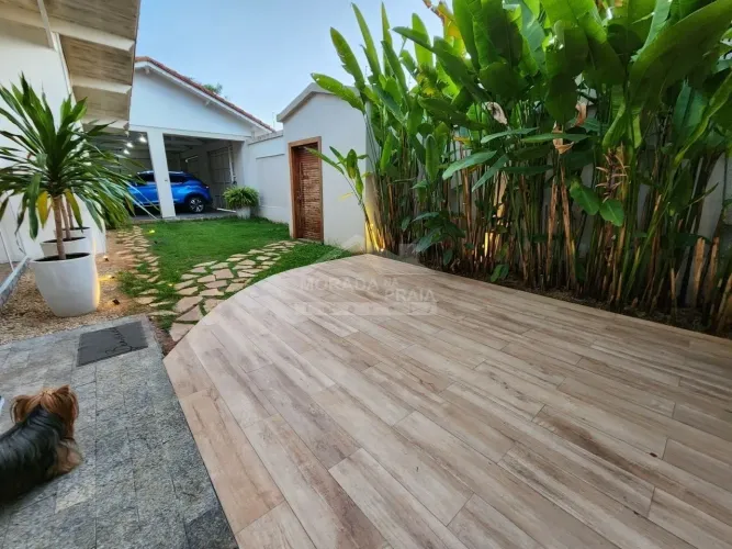 Casa ISOLADA espetacular no Canto do Forte, 3 suítes, 7 vagas, só na imobiliária em Praia