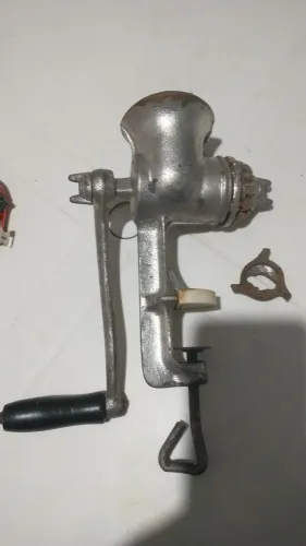 Moedor de carne antigo em ferro