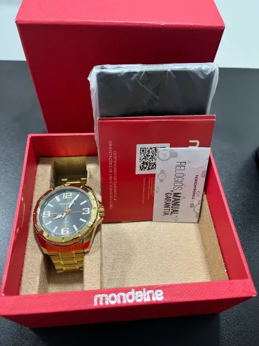 Relógio Mondaine dourado 