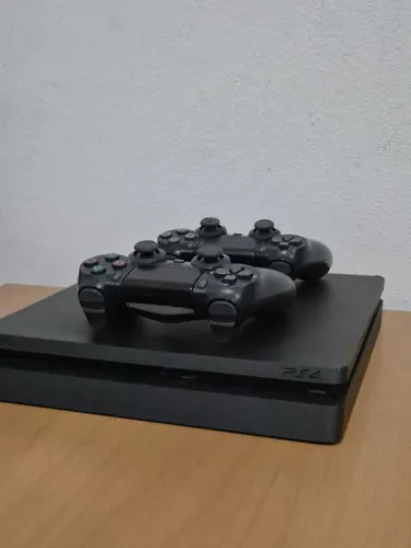 PLAYSTATION 4 SLIM NOVO (negociável)