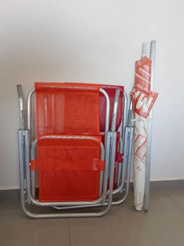 cadeiras de praia reclináveis dobráveis em alumínio e um guarda-sol com haste de alumínio
