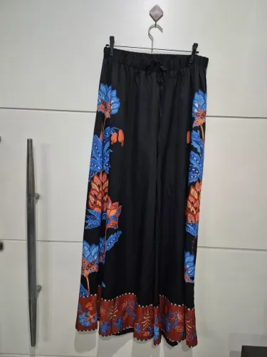 Pantalona Boho Chic preta com estampa Tam. XL