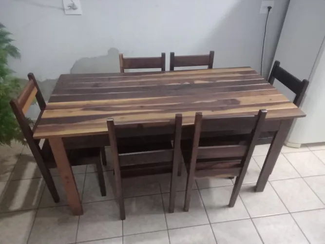 MESA COM SEIS CADEIRAS.