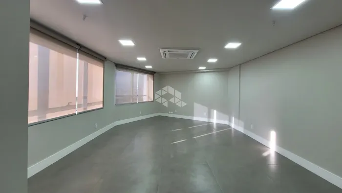 Sala comercial na Nilo Peçanha com vaga escriturada, em Porto Alegre.