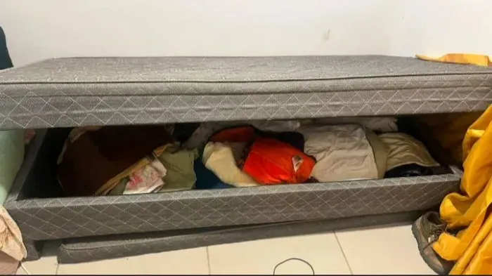 Cama de solteiro com auxiliar e baú