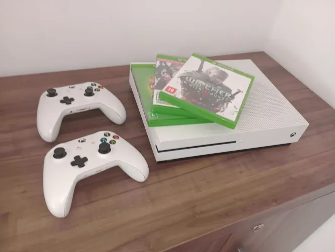Xbox one branco 1TB com 2 controles e 3 jogos