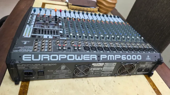 Mesa de som behringer 20 canais