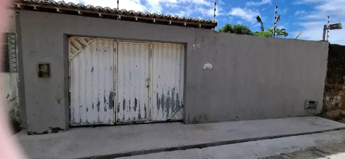 Venda - casa em rua pública 