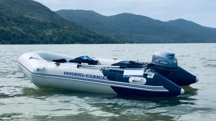 Barco inflável com motor