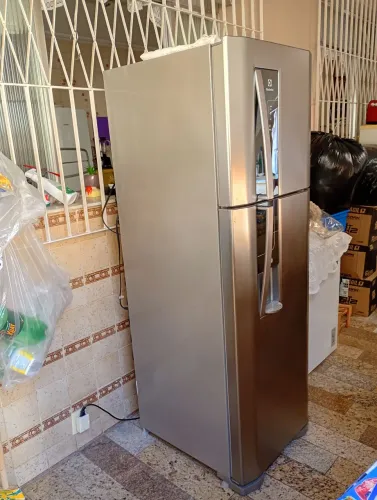 REFRIGERADOR ELETROLUX DUPLEX FROST FREE INOX SEMI NOVA COM DISPENSE DE ÁGUA NA PORTA TOP