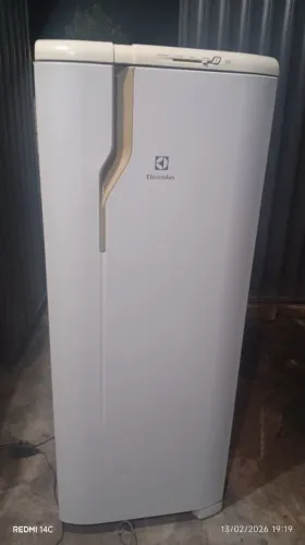 geladeira Eletrolux 240 litros funcionando perfeitamente