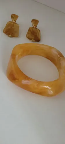Bracelete e brincos resina dourados