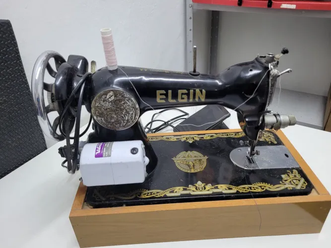Máquina de costura Elgin antiga