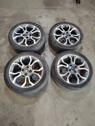 Jogo de Rodas FORD, aro 17 com pneus - Baixei pra vender