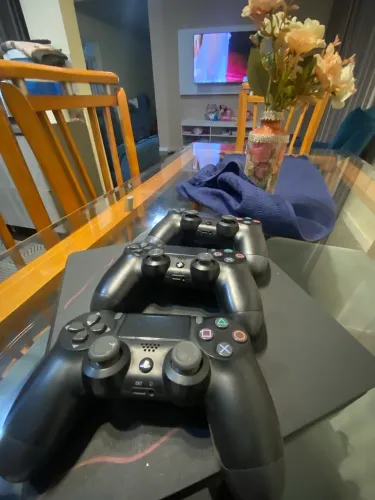 PS4 em ótimo estado + 3 controles + jogos