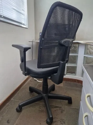Cadeira de escritório Cavaletti modelo diretor