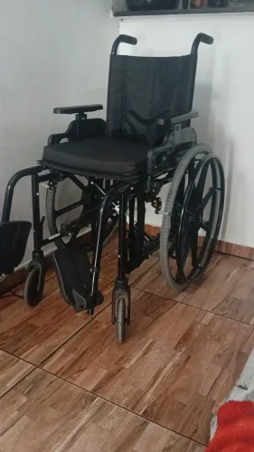 Cadeira de rodas de 500 por 400 reais
