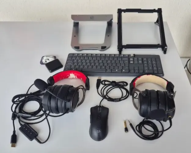 Kit com 7 itens: 2 headsets, 1 mouse, 2 suportes de notebook, 1 teclado sem fio e 1 fone